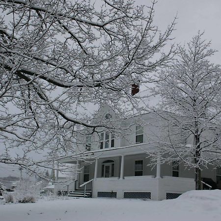 The Young House Bed And Breakfast Millinocket ภายนอก รูปภาพ