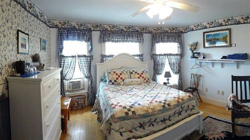The Young House Bed And Breakfast Millinocket ภายนอก รูปภาพ