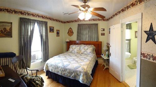 The Young House Bed And Breakfast Millinocket ภายนอก รูปภาพ