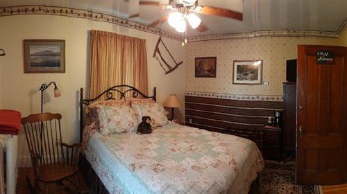 The Young House Bed And Breakfast Millinocket ภายนอก รูปภาพ