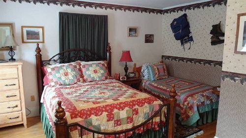 The Young House Bed And Breakfast Millinocket ภายนอก รูปภาพ