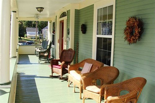The Young House Bed And Breakfast Millinocket ภายนอก รูปภาพ