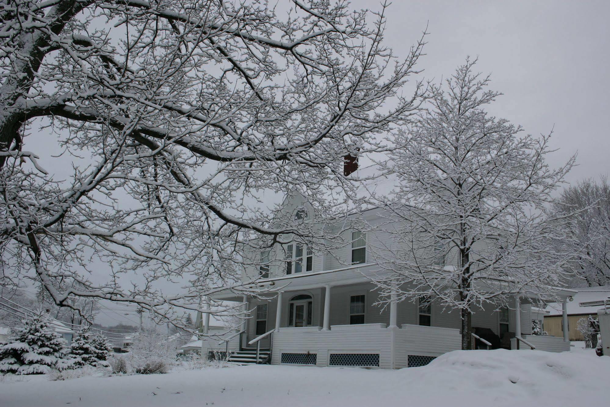 The Young House Bed And Breakfast Millinocket ภายนอก รูปภาพ